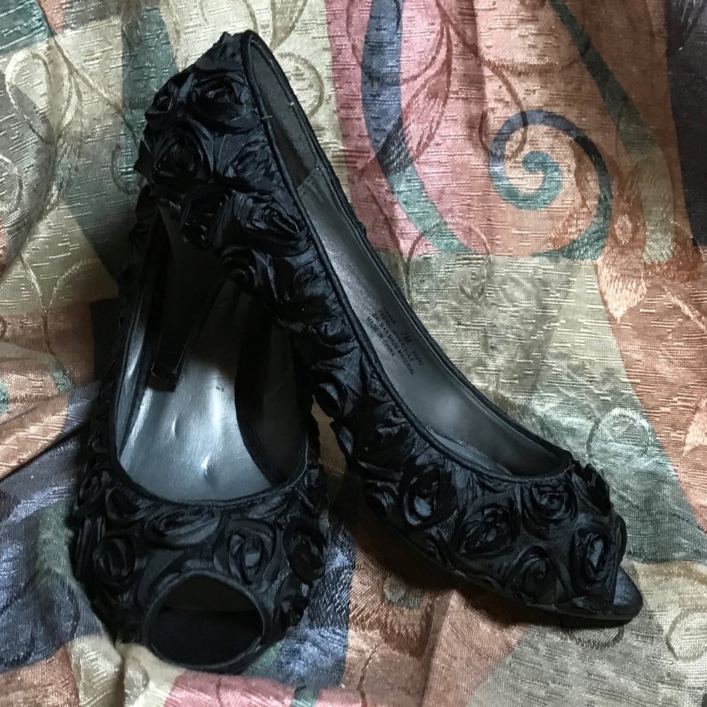 Cl by Laundry Black Vanya Rosette Peep Toe Pumps 7